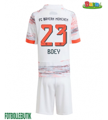 Bayern Munich Sacha Boey #23 Bortaställ Barn 2025-26 Kortärmad (+ Korta byxor)